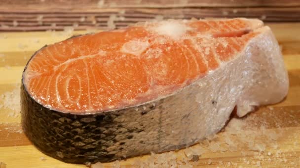 Шматочок Лосося Груба Сіль Виливається Зверху Соління Червоної Риби — стокове відео