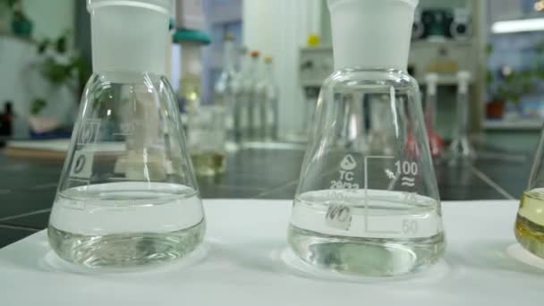 研究室の試薬でフラスコ 化学実験 薬理物質の研究 — ストック動画