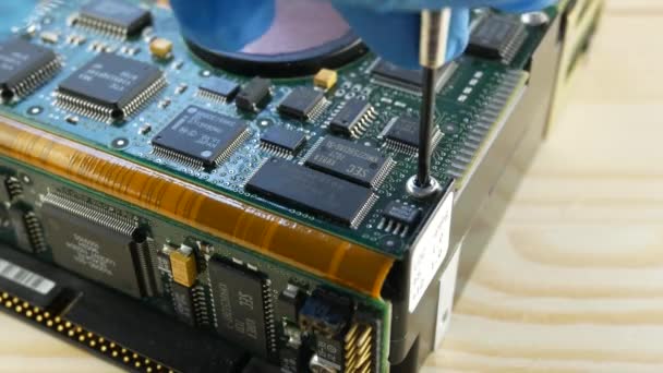 Gloved Craftsman Tightens Bolt Computer Hard Drive Screwdriver Repair Computers — 图库视频影像