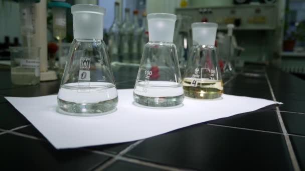 化学実験室の試薬でフラスコ 薬局での薬の研究 — ストック動画