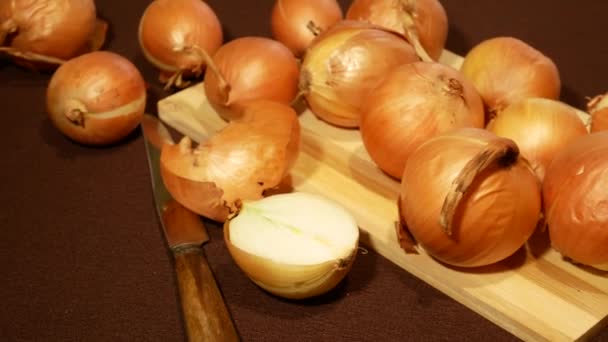 Yellow Ripe Onions Wooden Cutting Board Dark Background Cut Onion — Αρχείο Βίντεο