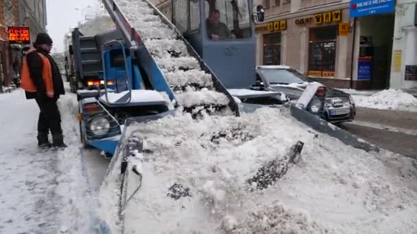 Kharkiv Ukraine December 2021 Snowblower Removes Snow City Center Moves — стоковое видео