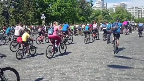 Kharkiv Ukraine May 2021 Many Cyclists Ride Cobblestones Central Street — Stockvideo