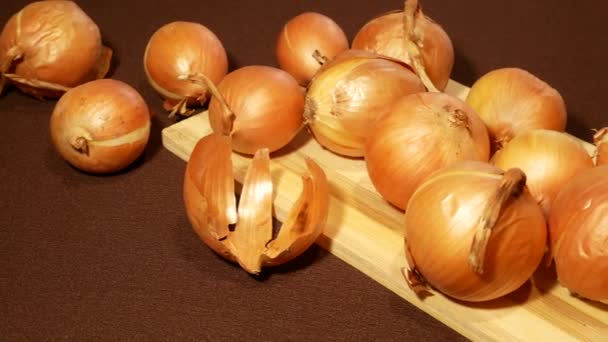 Yellow Onions Wooden Board Table Kitchen Panorama — kuvapankkivideo