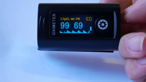 Finger Oximeter Device Measures Patients Level Blood Oxygen Saturation Diagnosis — Stockvideo