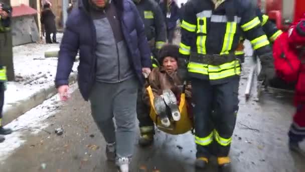 Kharkiv Ukraine February 2023 Rescuers Carry Stretcher Woman Who Injured — ストック動画