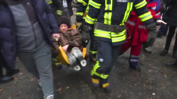 Kharkiv Ukraine February 2023 Rescuers Carry Stretcher Woman Who Injured — Vídeo de Stock