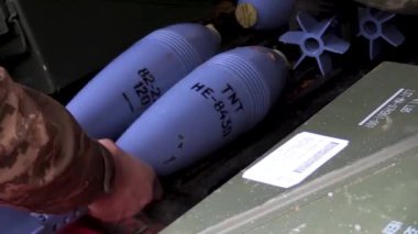Ordu arabaya cepheden gelen top mermileri ve mayınları boşalttı. Mühimmat, mayınlar elden ele geçiyor, dikkatle konteynırdan çıkarılıyor.
