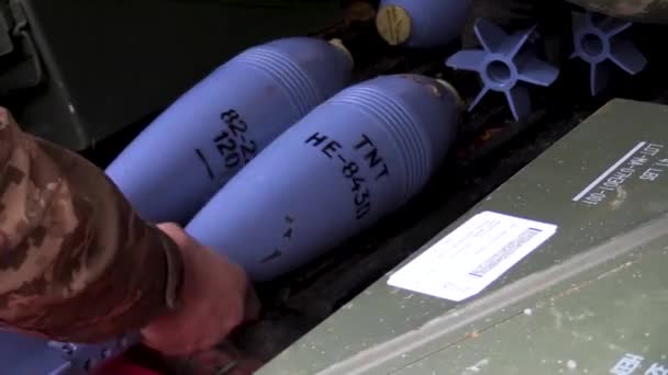 Los Militares Descargan Coche Con Proyectiles Minas Que Llegaron Frente — Vídeo de stock