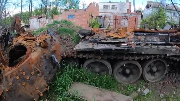 Розбитий Спалений Російський Танк Тлі Зруйнованого Будинку Справжня Війна Росія — стокове відео