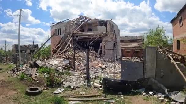 Destruido Por Los Bombardeos Artillería Pesada Una Casa Pueblo Verdadera — Vídeo de stock