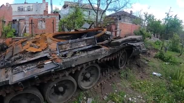 Розбитий Спалений Російський Танк Тлі Зруйнованого Будинку Справжня Війна Росія — стокове відео