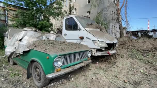 炮轰后被泥土覆盖的破车 被摧毁的建筑物的背景 乌克兰和俄罗斯之间的真正战争 — 图库视频影像