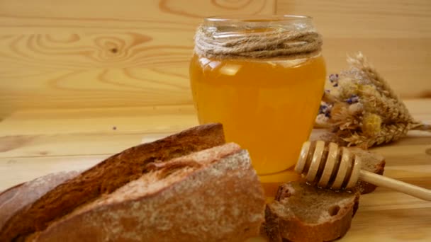 Honey Jar Piece Bread Wooden Spoon Sweet Dessert Healthy Organic — Vídeos de Stock
