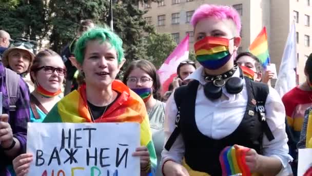 Harkiv ウクライナ 2021年9月12日閲覧 女の子Lgbtマルチカラーの髪 彼らの手の中にポスターと平等と虹のマスクとフラグがスローガンを叫んでいるよりも重要ではありません — ストック動画