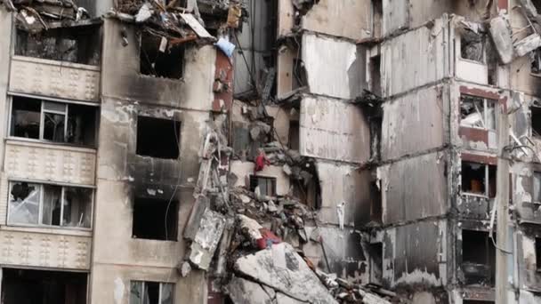 ウクライナの都市でロシアのミサイル複数階建ての住宅ビルのストライキによって破壊されました 崩壊したスラブ バルコニーが表示されます ロシアは平和な都市を砲撃し 家を破壊する — ストック動画