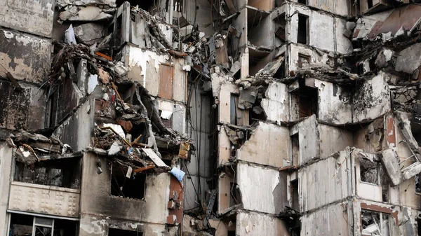 在乌克兰城市的一座多层住宅大楼 俄罗斯大炮的轰炸中被毁 乌克兰哈尔科夫市一座16层楼房被毁 俄国军队摧毁了 — 图库照片