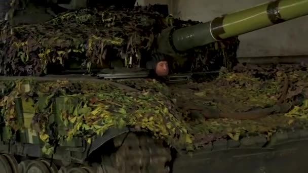 ウクライナのハリコフ 2023年3月10日 ウクライナの国旗が迷彩ネットに入った戦車が格納庫を出る ロシア ウクライナ戦争2023年 ウクライナはその領土を守る ウクライナ — ストック動画