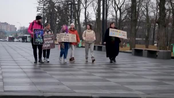 ハリコフ ウクライナ 2023年3月8日 女の子と男は性差別に対するポスターで街の広場を歩く 家父長制に対して 碑文だけで胸はセックスへの招待状ではありません いいえ性差別 — ストック動画
