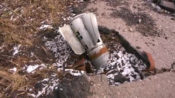 Coda Guscio Artiglieria Sporge Asfalto Rotto Una Città Ucraina Guerra — Video Stock