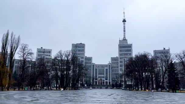 有干喷泉的中央广场和年初春天在哈尔科夫市的国家工业大楼 附近没有叶子的树 — 图库视频影像
