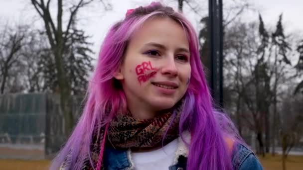 Kharkiv Ukrajna Március 2023 Portré Egy Aranyos Lány Rózsaszín Haj — Stock videók