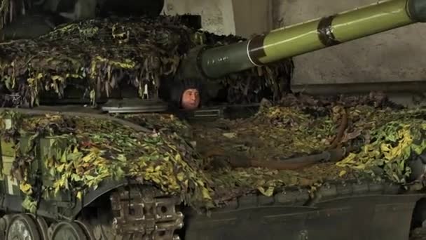 乌克兰哈尔科夫 2023年3月10日 一辆装有伪装网眼的坦克矗立在机库中 从舱口可以看到一艘油轮 坦克正准备去战斗阵地 2022 2023年俄乌战争 — 图库视频影像