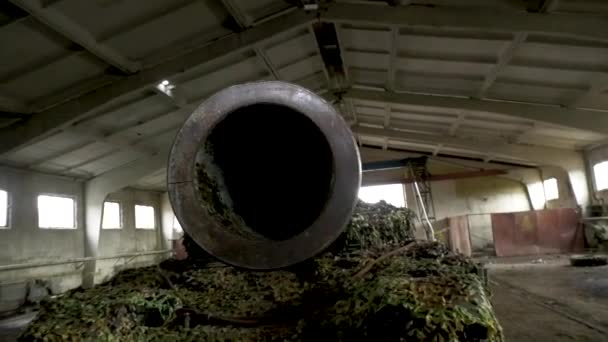 Tankın Namlusu Yakın Planda Tank Silahı Yavaşça Yana Dönüyor Savaş — Stok video