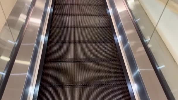 Ескалатор Рухається Вгору Крупним Планом Кроки Ліфт Торговому Центрі Підйом — стокове відео