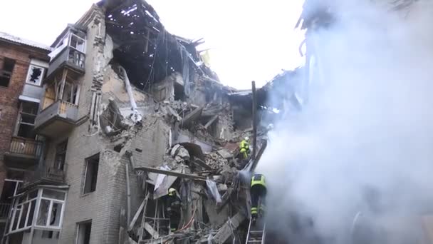 ウクライナのハリコフ 2022年6月19日 ウクライナの都市でロシアのミサイル攻撃によって破壊された住宅建物 家の廃墟 火事の煙 制服を着た消防士が階段を降りる — ストック動画