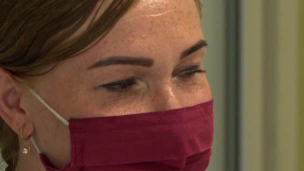 ウクライナのハリコフ 2021年10月21日 顔に濃い赤の保護マスクを着用した医療女性の肖像画 — ストック動画