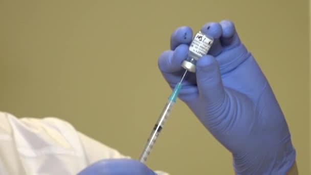 Ένας Γιατρός Μπλε Σφραγίδες Από Λατέξ Αντλεί Εμβόλιο Covid Από — Αρχείο Βίντεο