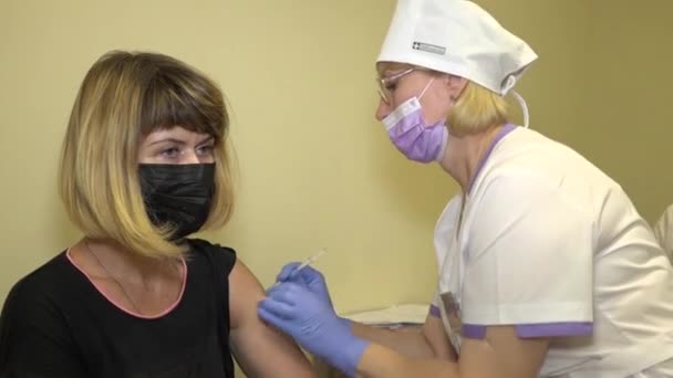 Kharkiv Ucrânia Oktober 2021 Médico Vacina Uma Menina Contra Coronavírus — Vídeo de Stock