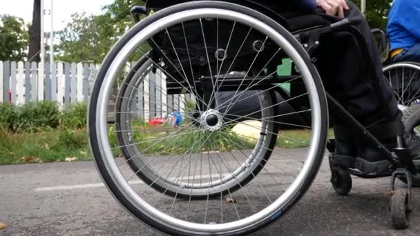 Τροχοί Των Αναπηρικών Αμαξιδίων Κλείνουν Ένα Κίνημα Ατόμων Στην Πόλη — Αρχείο Βίντεο