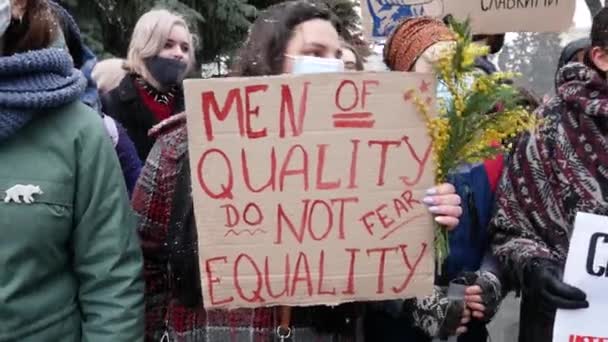 Kharkiv Ukraine March 2021 Womens Solidarity March 手里拿着鲜花和海报的女孩子有素质的男人并不害怕平等 争取男女平等的游行 — 图库视频影像