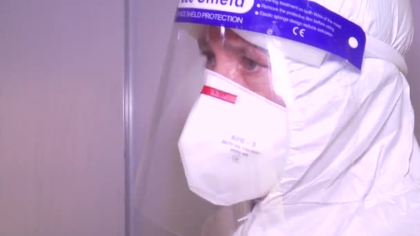 2021年1月6日 乌克兰哈尔科夫 一名身穿白色防护服的医护人员按下电梯呼叫按钮并进入 — 图库视频影像