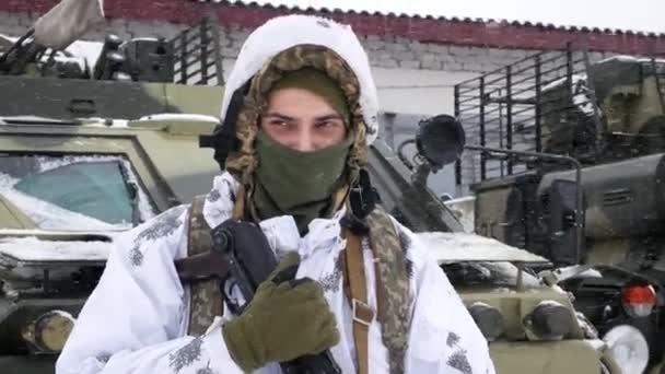 ハリコフ ウクライナ 2022年1月31日 白カモフラージュのウクライナ軍兵士が装甲兵員輸送車の近くの機関銃で立っている ウクライナへのロシアの侵攻 — ストック動画