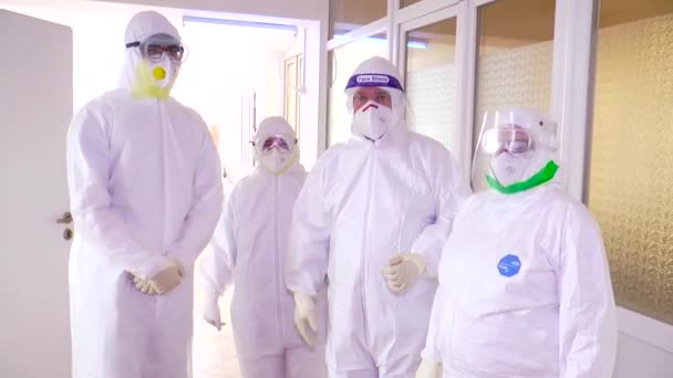 ハリコフ ウクライナ 2021年1月6日 白い保護スーツの医師が病院の廊下に立っています Covid 19パンデミック — ストック動画