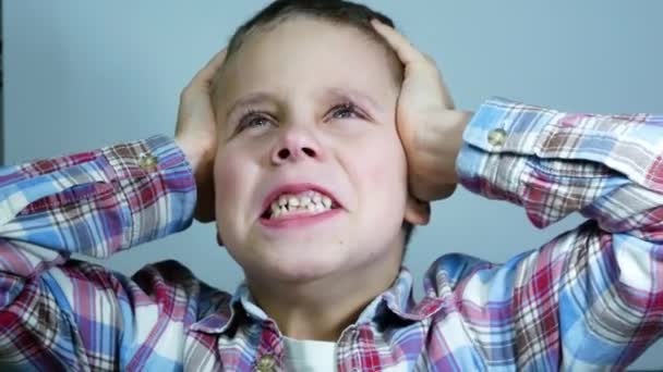 Emoções Criança Menino Anos Segura Cabeça Retrata Raiva Horror Susto — Vídeo de Stock
