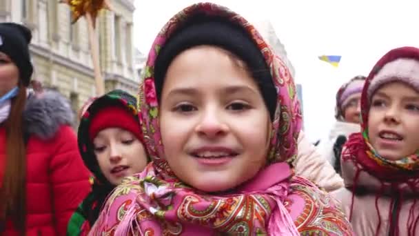 ウクライナ ハリコフ2022年1月13日 民族衣装を着たかわいい女の子がクリスマスのストリートフェスティバル中に通りを歩いて歌います — ストック動画