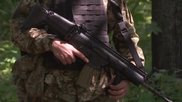 Ένας Στρατιωτικός Καμουφλάζ Ένα Τουφέκι Στα Χέρια Του Στέκεται Στο — Αρχείο Βίντεο
