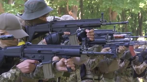 ハリコフ ウクライナ 2022年6月10日 兵士は手に機関銃を持ち 狙いを定めている 戦闘前のウクライナ軍の列車 本当の戦争ウクライナとロシア — ストック動画