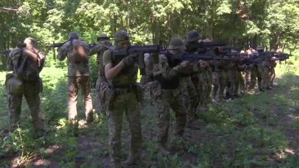 Charkiw Ukraine Juni 2022 Ukrainische Soldaten Heben Ihre Waffen Und — Stockvideo