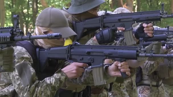 Kharkiv Ucrânia Junho 2022 Soldados Camuflagem Estão Segurando Armas Mirando — Vídeo de Stock