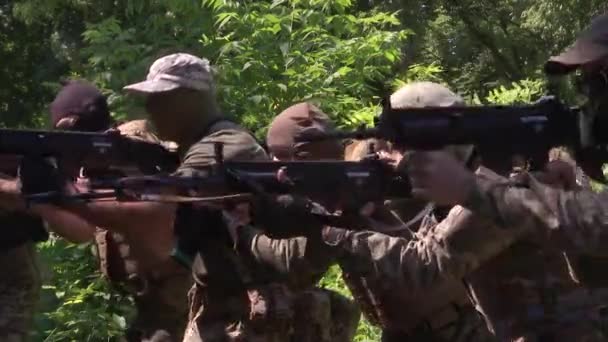 ハリコフ ウクライナ 2022 迷彩でウクライナの兵士は彼らのライフルを上げ 目的を取る 森の兵士たちは戦闘の前に訓練している 本当の戦争ウクライナとロシア — ストック動画