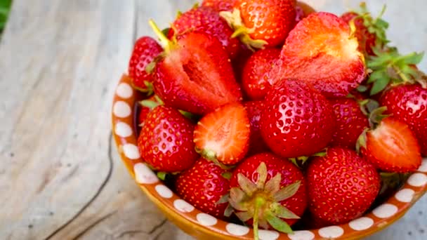 熟した赤い甘いイチゴのプレート ビタミンスナック 夏のベリー収穫 — ストック動画