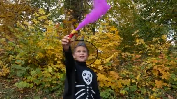 Een Jongen Een Pak Met Een Beschilderd Skelet Een Hoed — Stockvideo