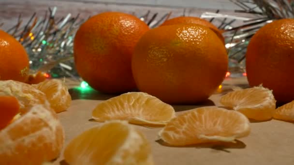 오렌지와 썰어서 식탁에 놓는다 쪽에는 소나무 가지와 새해의 파노라마 — 비디오