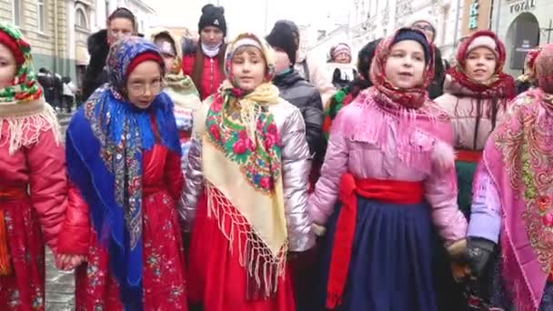 Kharkiv Ukrayna Ocak 2022 Halk Kostümlü Çocuklar Şehrin Merkezinde Yürüyor — Stok video