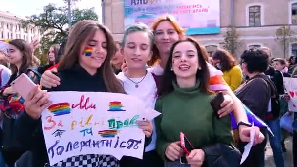 ハリコフ ウクライナ 2019年9月15日 ポスターと虹の旗を持つ女の子私たちは 誇りの間に言葉を叫んで平等と寛容のためです Lgbt 平等の権利のための戦い — ストック動画